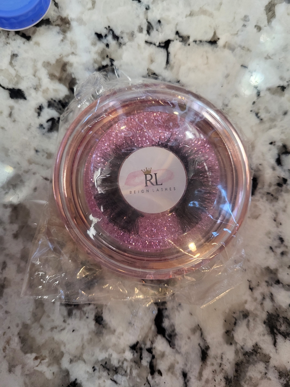 Reign Pink Glitter Round Lash Case with Dramatic Black Lashes